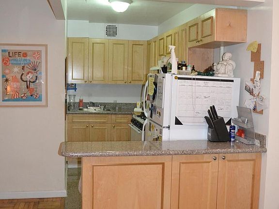5th image of 2534 Crescent St APT 1C
