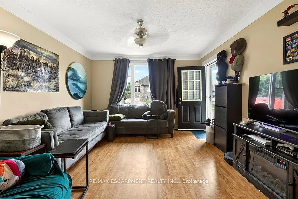 3 bed, $1,900 — Photo 2
