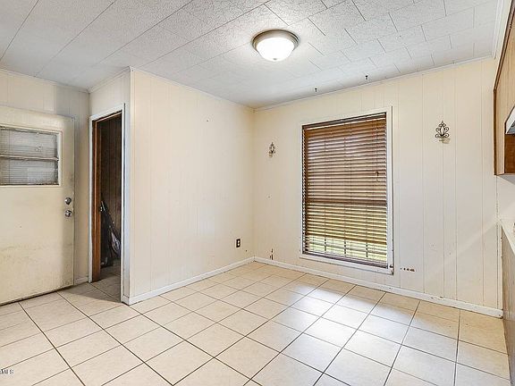 4th image of 105 Collins Dr