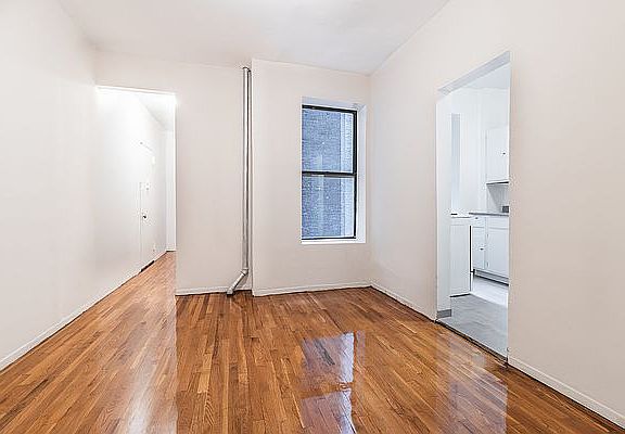 2nd image of 28 Macombs Pl APT 3