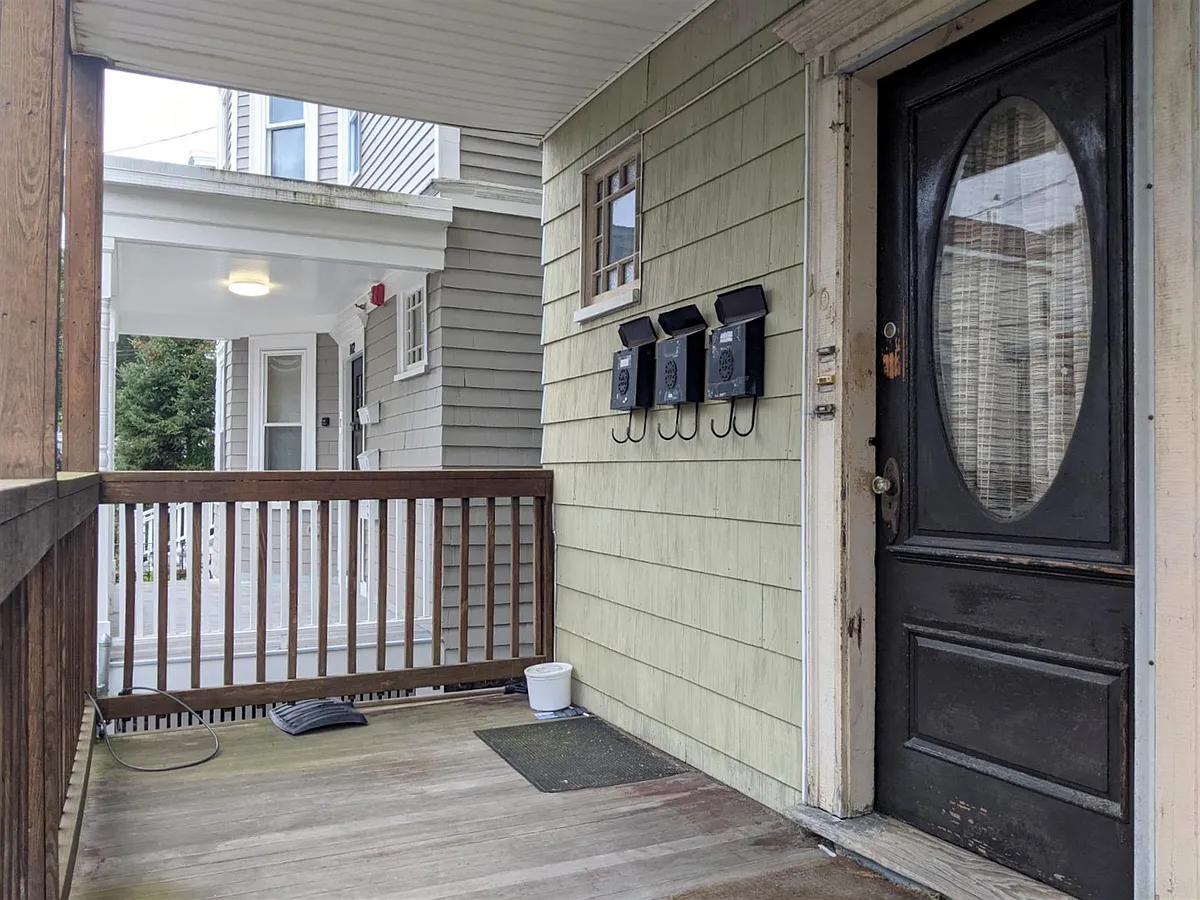 Photo 2 of 21 - 76 Conwell Ave #1 - Somerville, MA Building Photo - 76 Conwell Ave #1