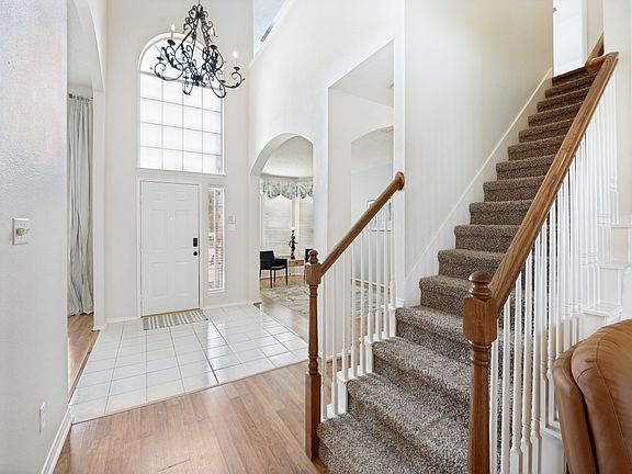 3rd image of 9610 Thorncliff Dr