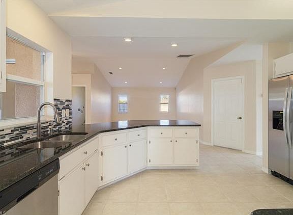 5th image of 2588 Surfside Blvd