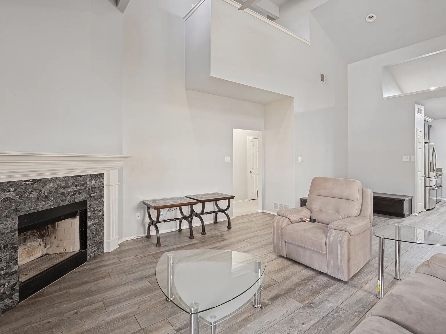 3 bed, 1555 sqft, $2,550 — Photo 2