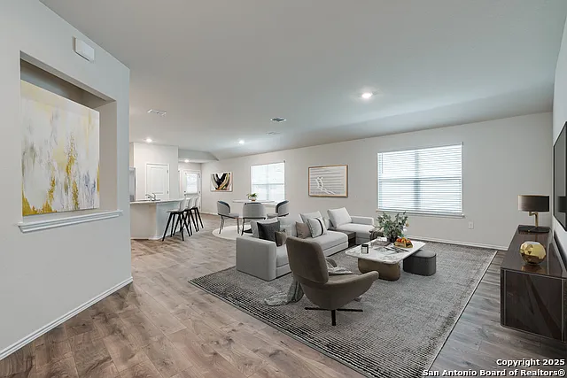 4 bed, 2.0 bath, 1901 sqft, $2,450 — Photo 3