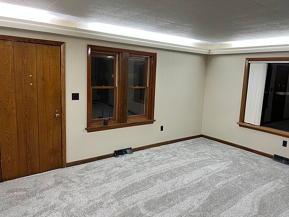 4th image of 588 E Main St