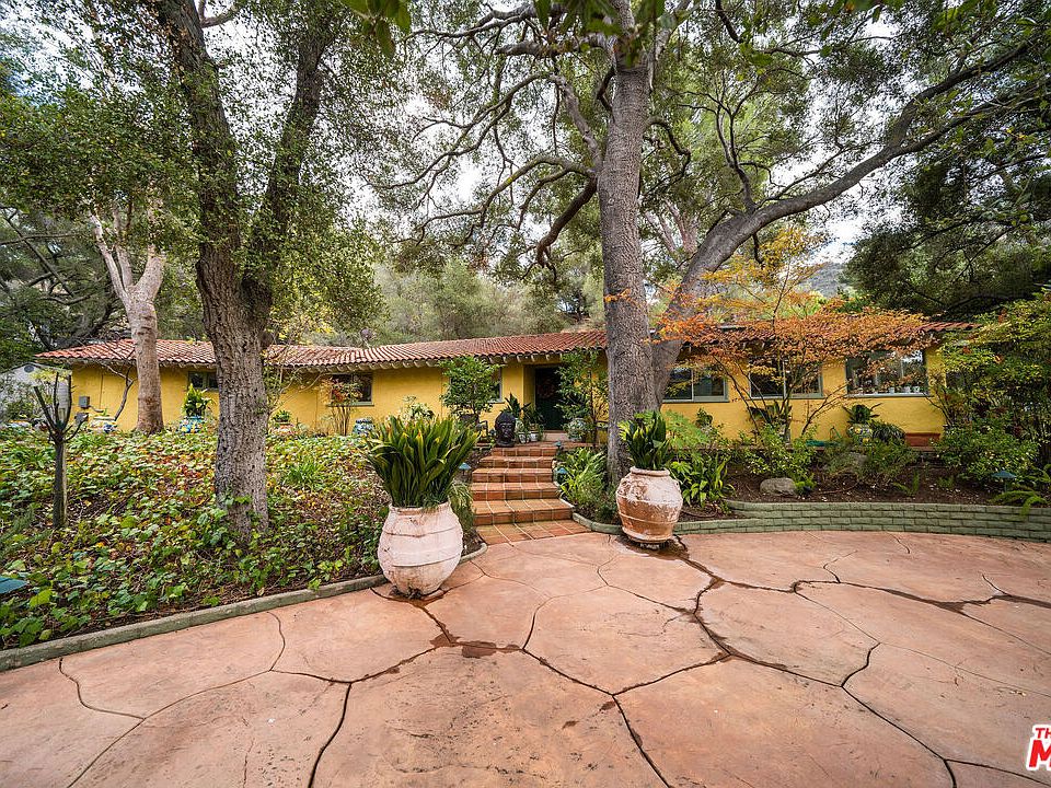 1st image of 536 Live Oak Circle Dr