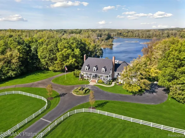 3304 Outback Trl, Pinckney, MI 48169