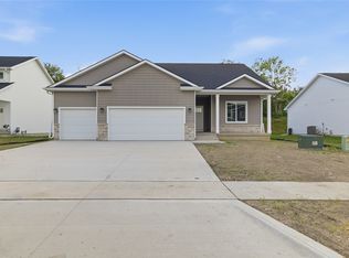 580 NW Georgetown Dr, Waukee, IA 50263