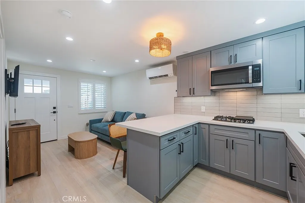 1 bed, 400 sqft, $2,200 — Photo 3