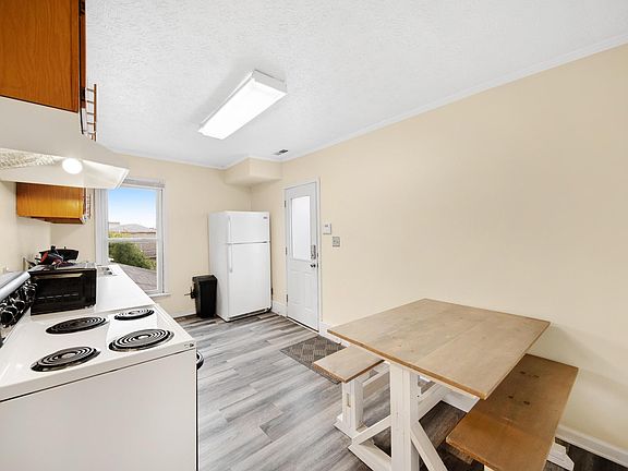 3rd image of 819 Summit St #1/2