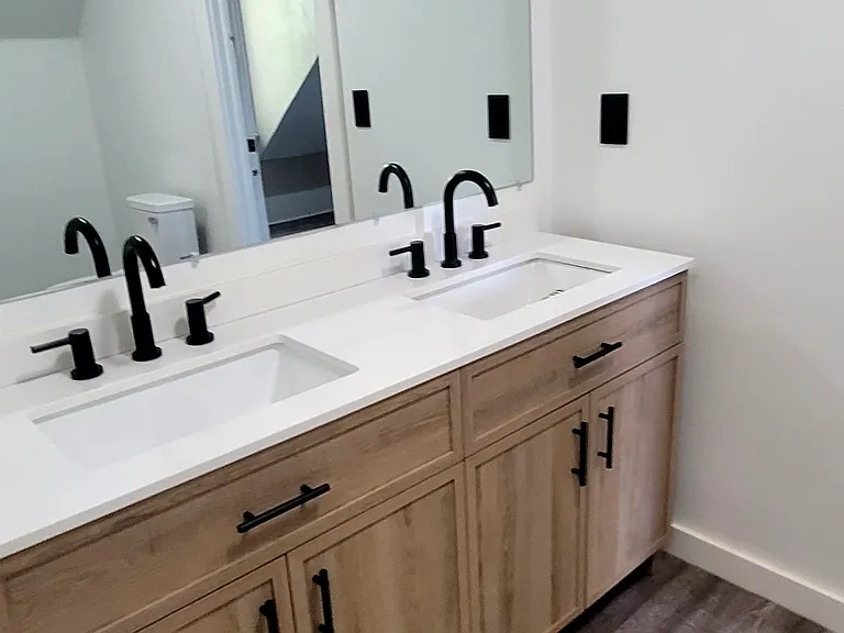 324 W 9th St — Photo 13