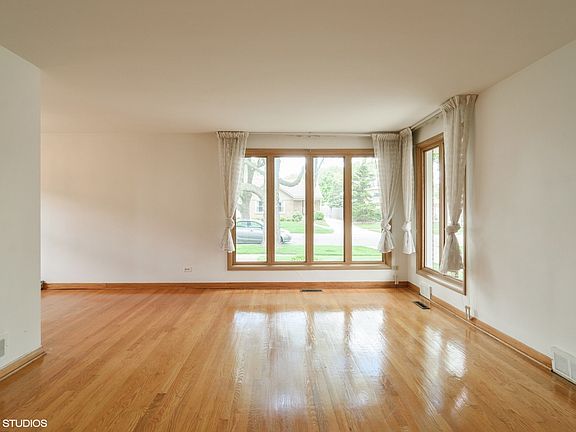 3rd image of 10647 Fleet St