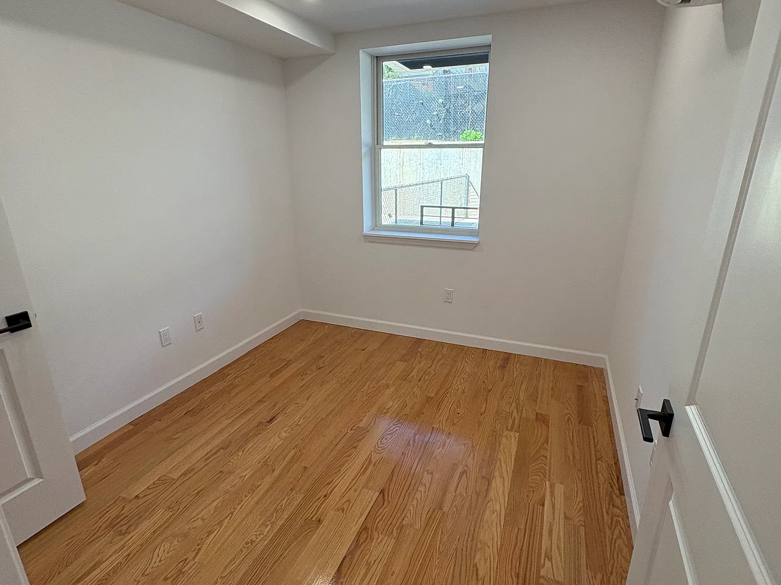 3 bed, 1300 sqft, $3,500 — Photo 4