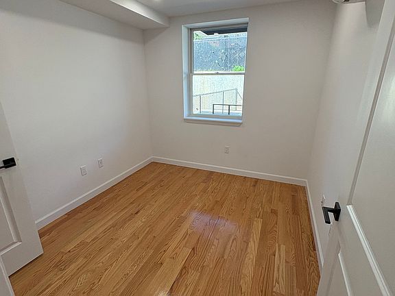 4th image of 137 Bay 11th St APT 3