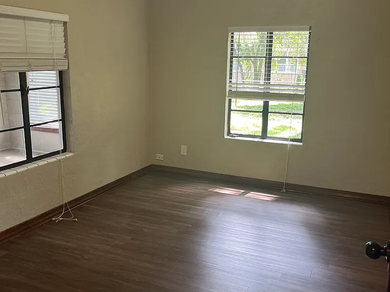 310 W Oak Dr — Photo 3