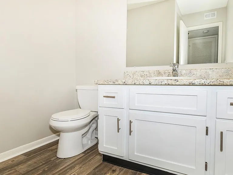 Hillhurst Apartments — Photo 10