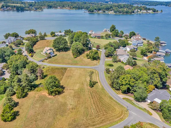 12 Birdie Ln, Penhook, VA 24137