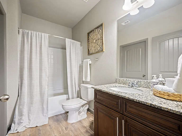 Lake Villas Apartments — Photo 11