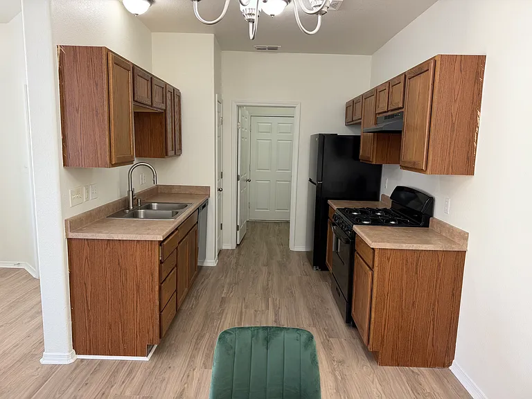 1600 Bradley Ct — Photo 9
