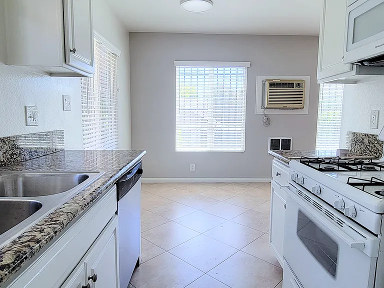 1802 N Wilton Pl — Photo 5