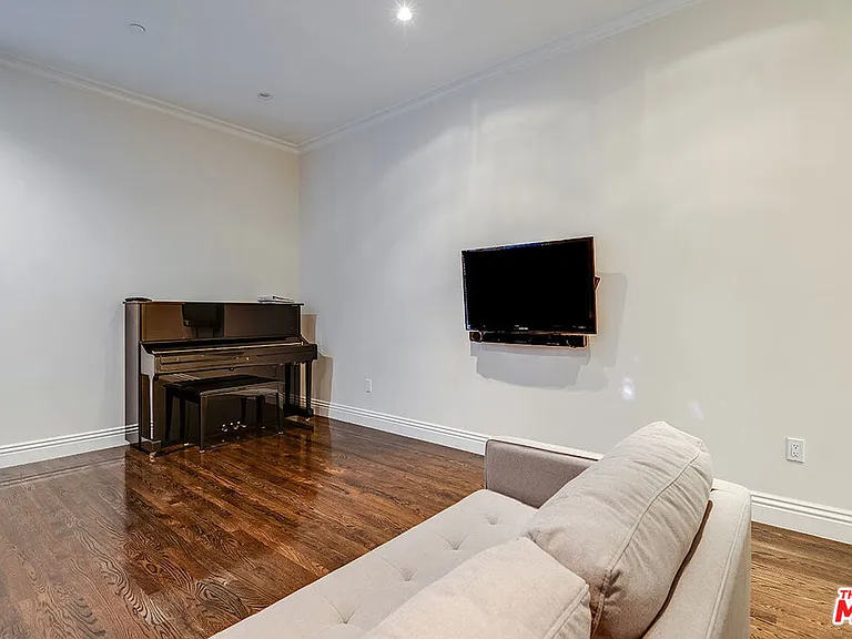 10161 Valley Spring Ln — Photo 25