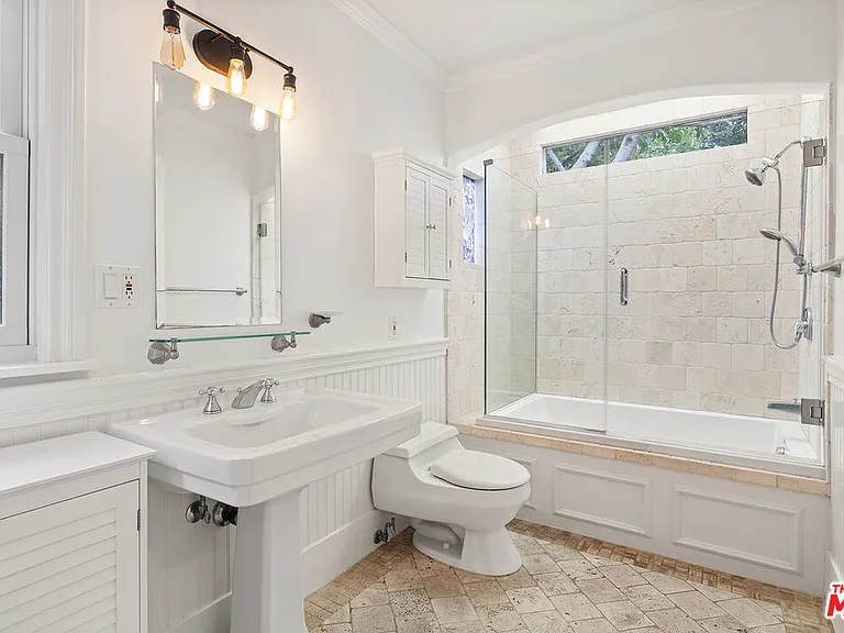 521 Westbourne Dr — Photo 11
