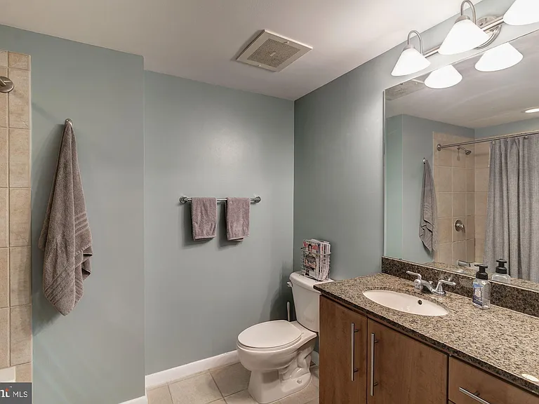 1021 N Garfield St #611 — Photo 22