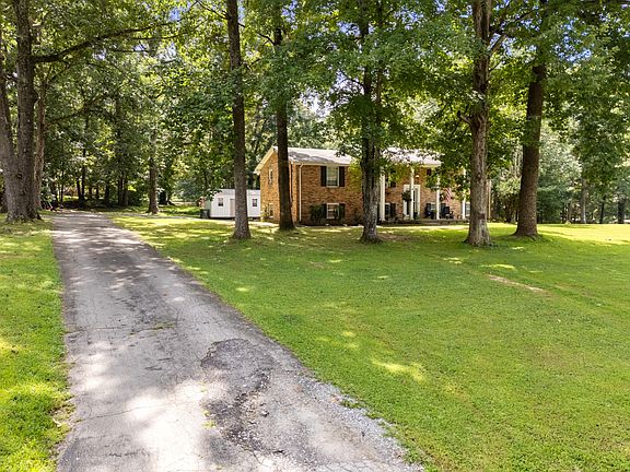 3rd image of 124 Shady Brook Cir