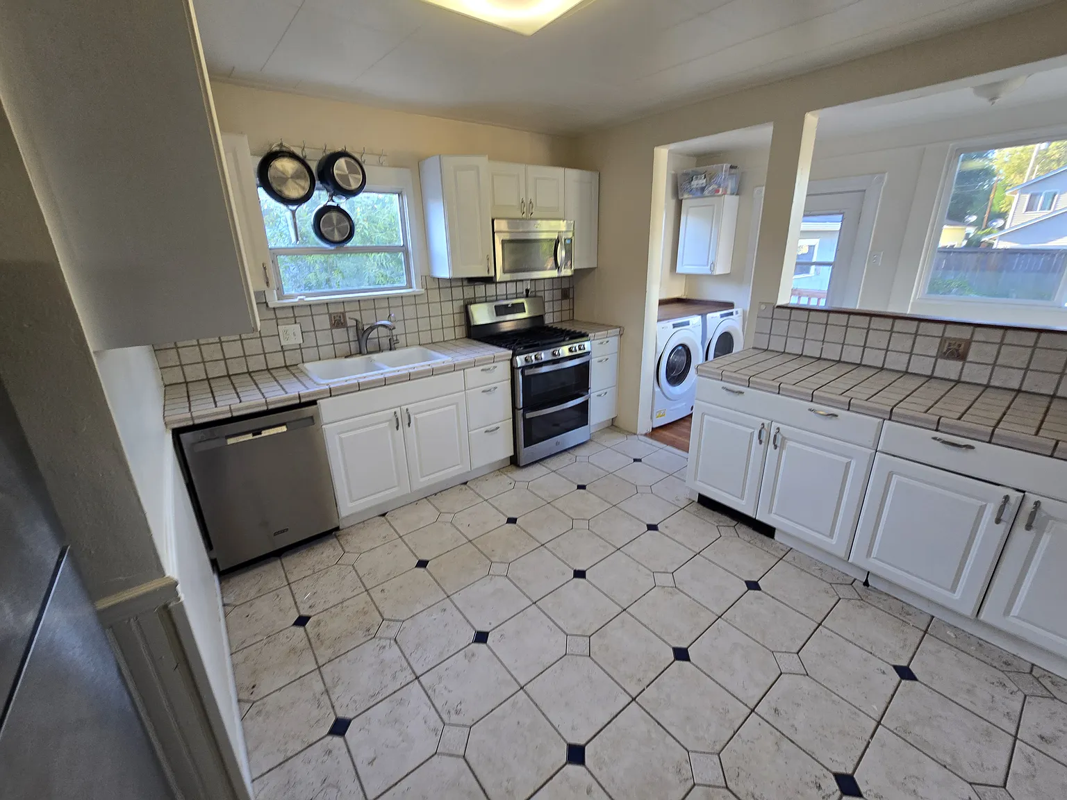 2 bed, 950 sqft, $2,400 — Photo 2