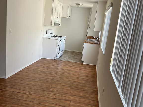 3rd image of 5-13508 Burbank Blvd