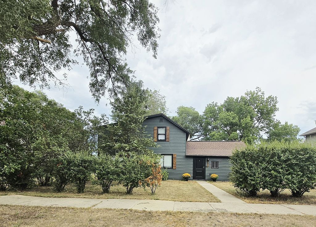 579 W 1st St - Property Image