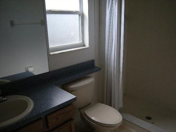 5th image of 390 Arlington Cir