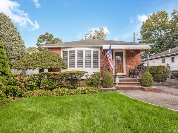 53 Glengariff Road, Massapequa Park, NY 11762
