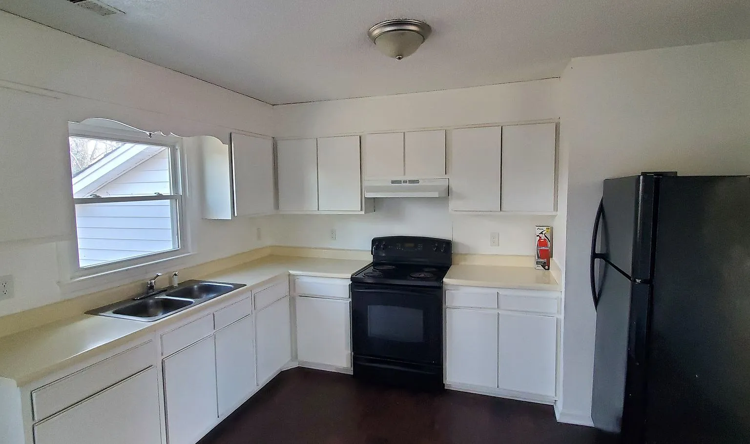 3 Bedroom 2 Bathroom House — Photo 2