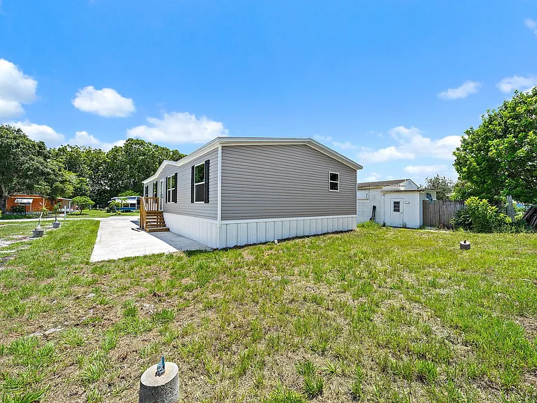 7480 SE Eagle Ave — Photo 2
