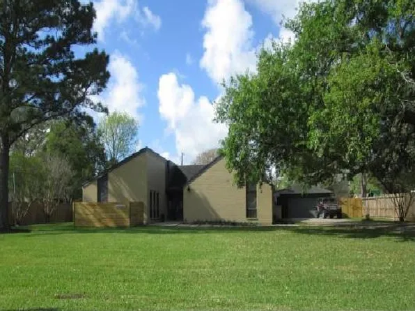 910 Evergreen Dr, Friendswood, TX 77546