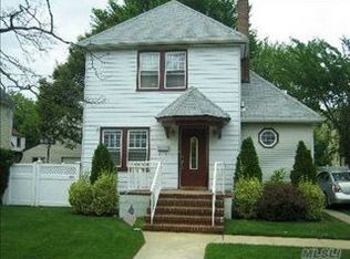 59 School St, Malverne, NY 11565