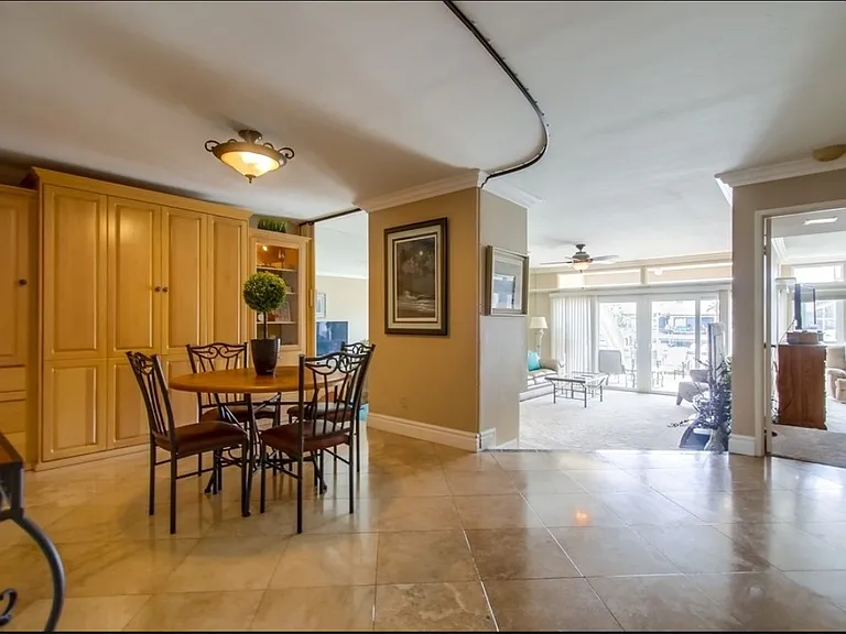 87 Kingston Ct W — Photo 2
