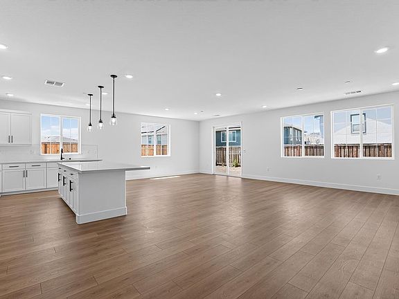 5th image of 136 Golden Gate Ln