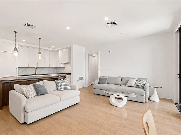 100 Linden St #203 — Photo 10