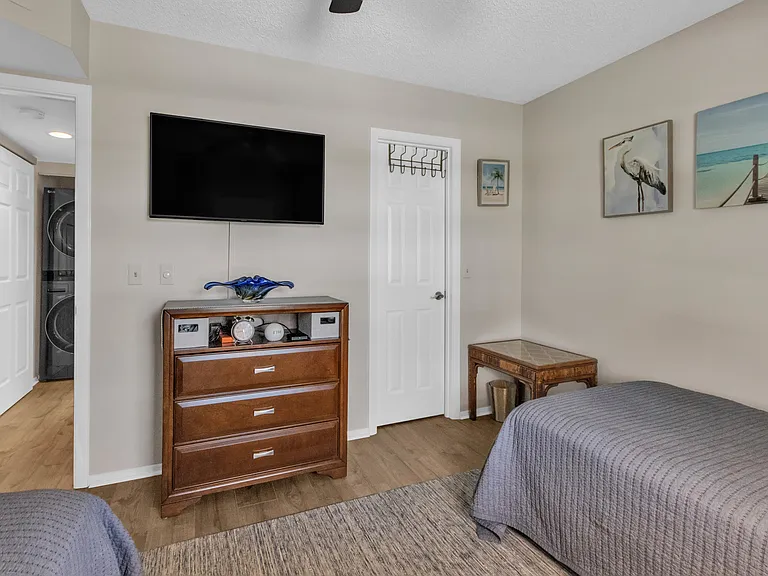 Guest Bedroom w/ walk-in closet