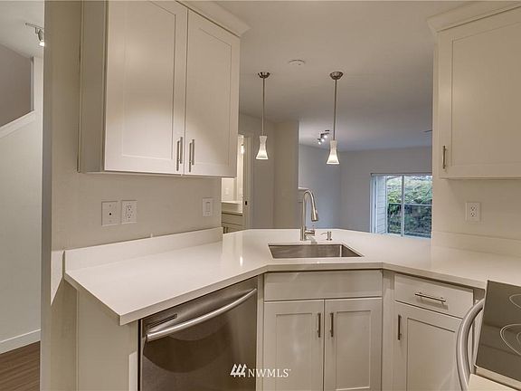 3rd image of 4356 W Lake Sammamish Pkwy SE