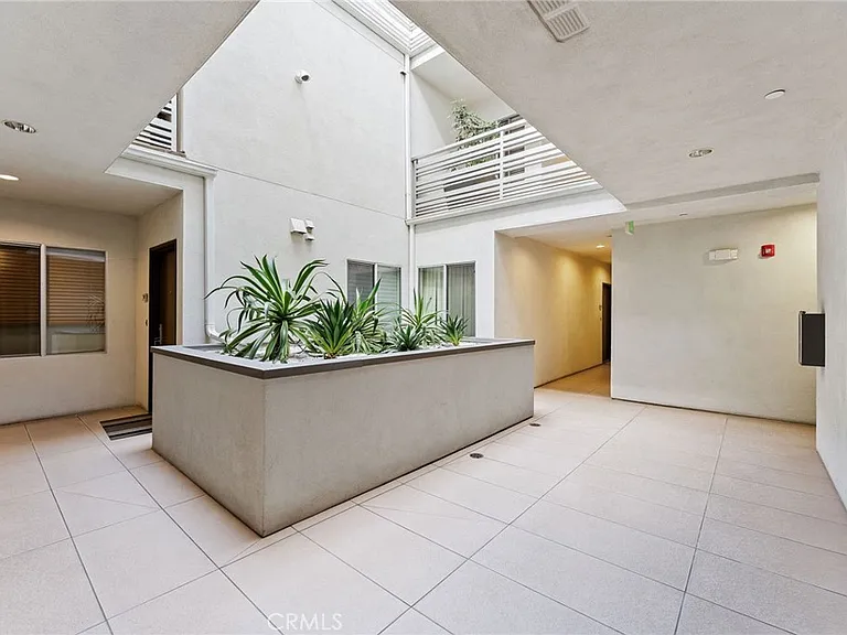 118 N Kings Rd #201 — Photo 35