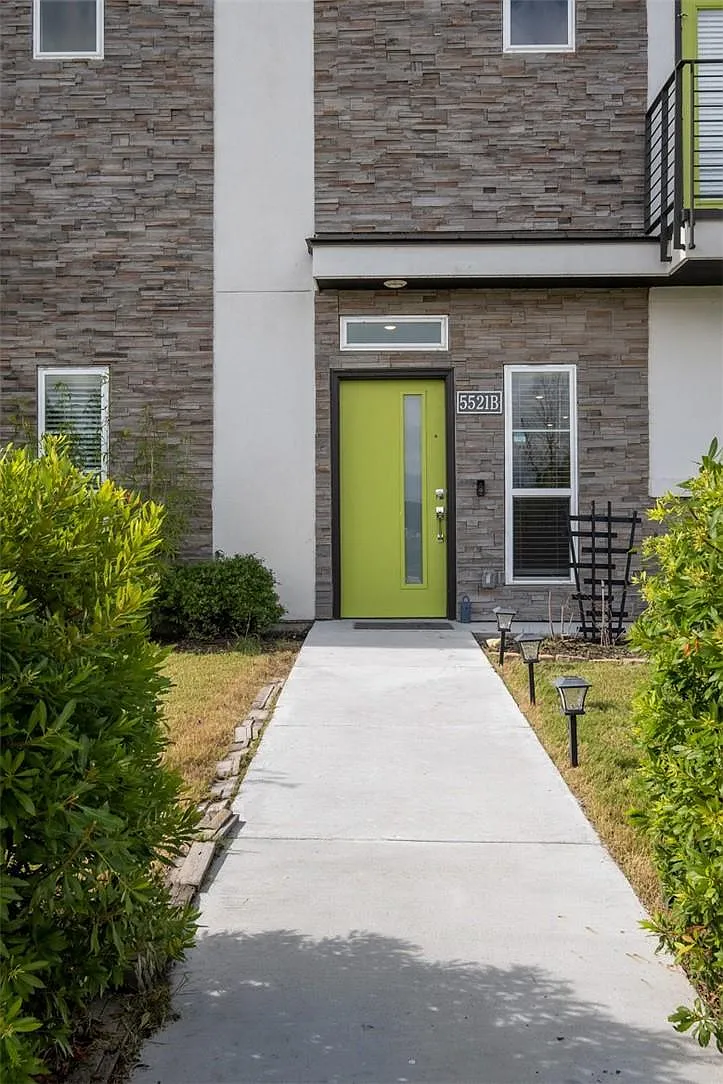 3 bed, 2.5 bath, 1840 sqft, $2,300 — Photo 2