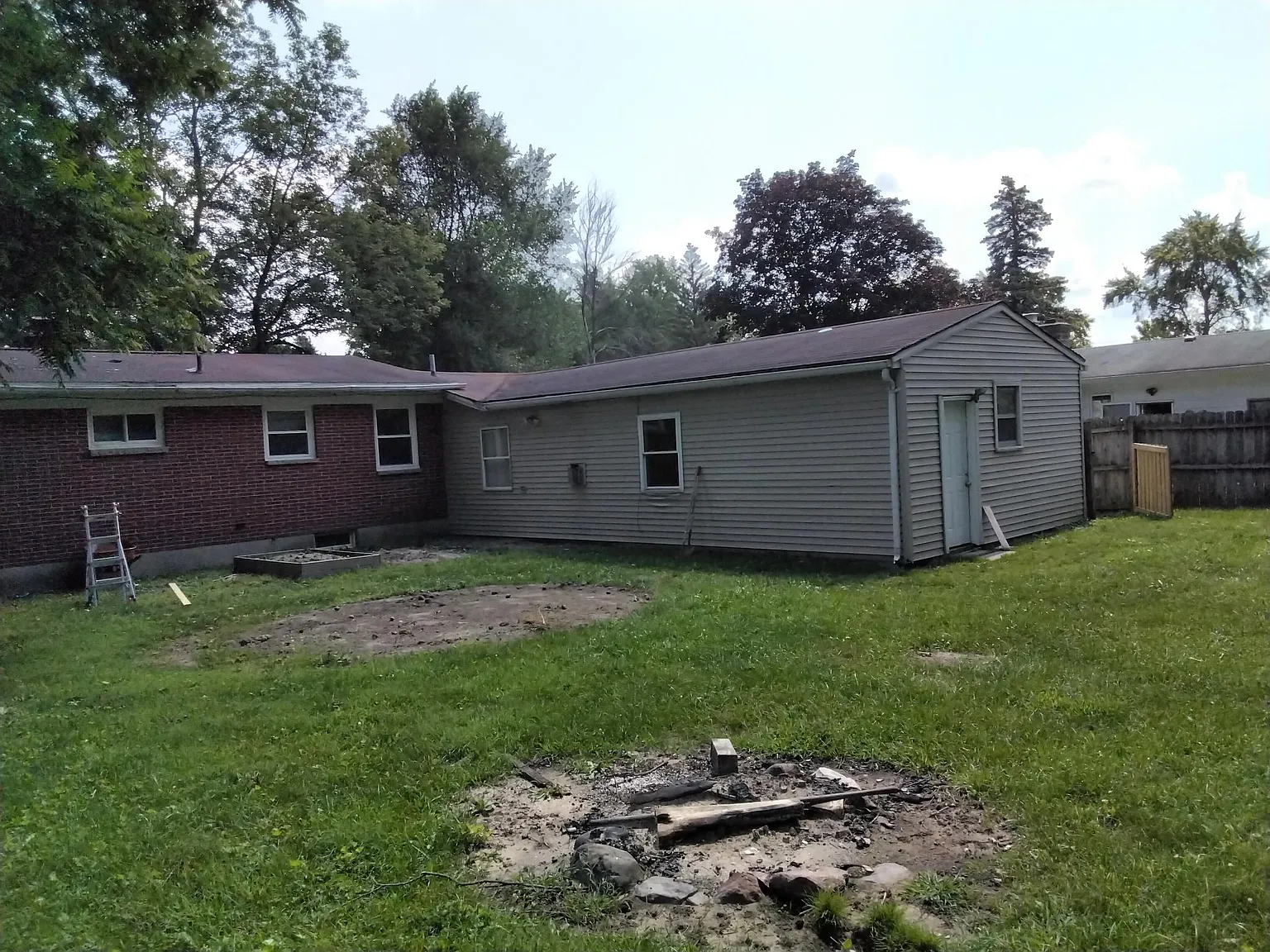 3 bed, 1600 sqft, $1,600 — Photo 2