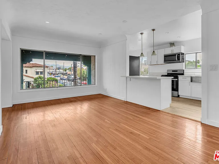 8300 Blackburn Ave — Photo 12