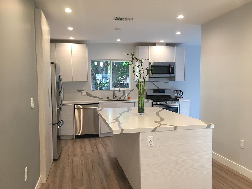 1st image of 4561 Cahuenga Blvd