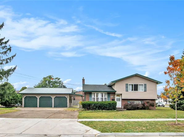 1001 Worchester Dr, Fenton, MI 48430