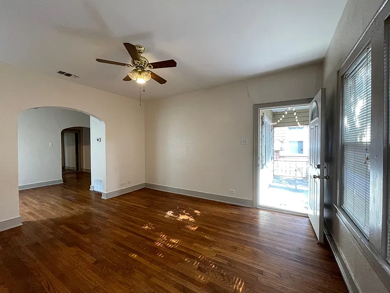 713 E Elmira St — Photo 9